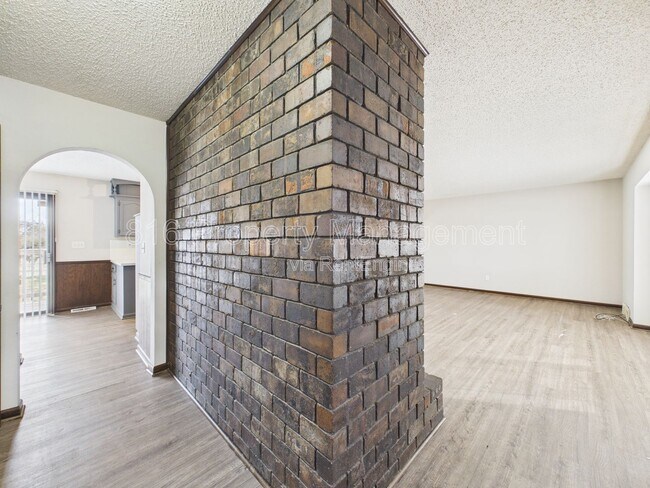 Building Photo - 3929 S Carriage Ln