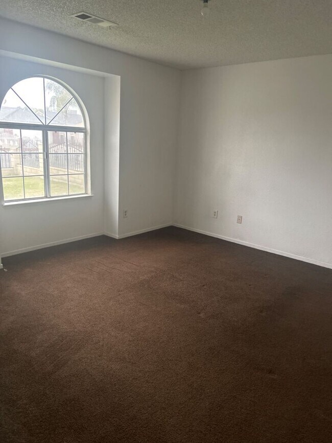 Foto del edificio - Coming soon-  Spacious 3 bed/2bath Single Family home in Delano!!