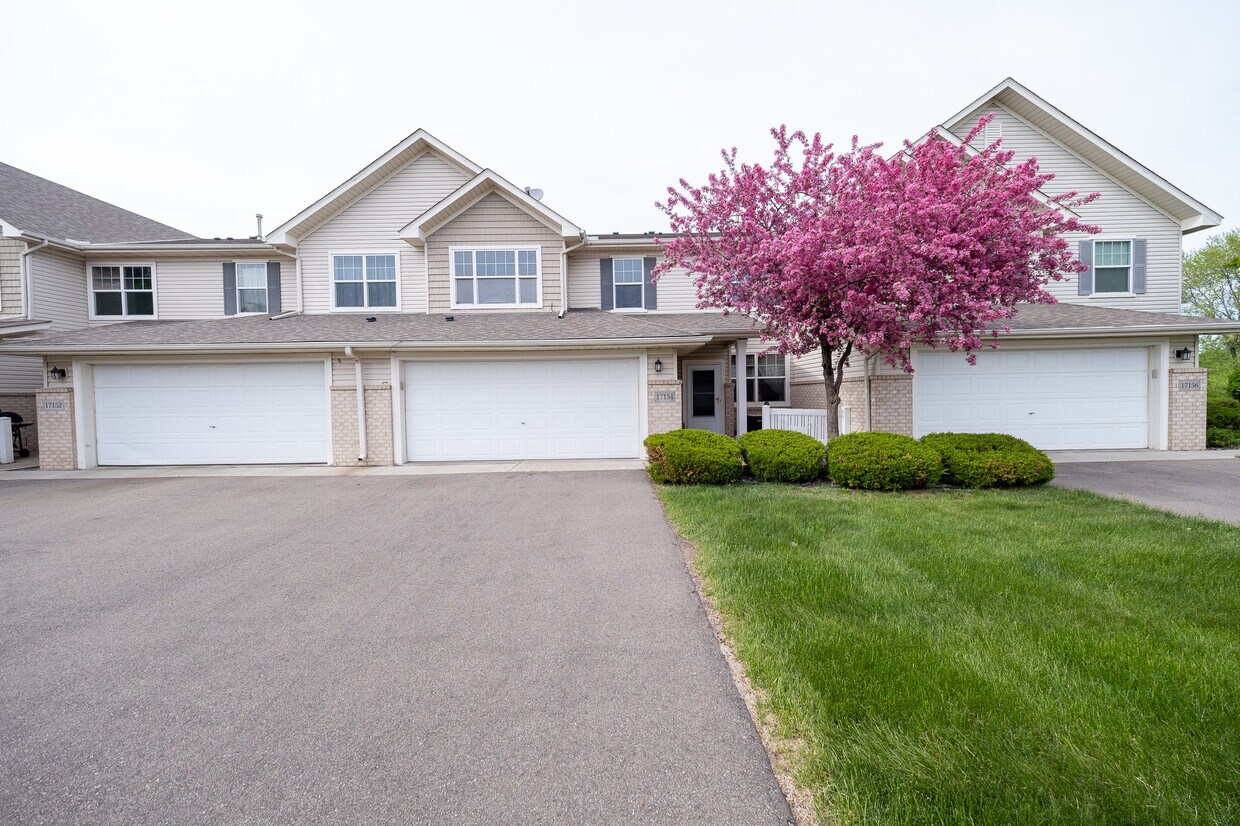 Foto principal - 17154 Embers Ave