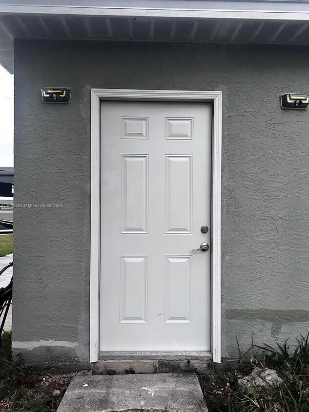 Primary Photo - 1442 SW Santiago Ave