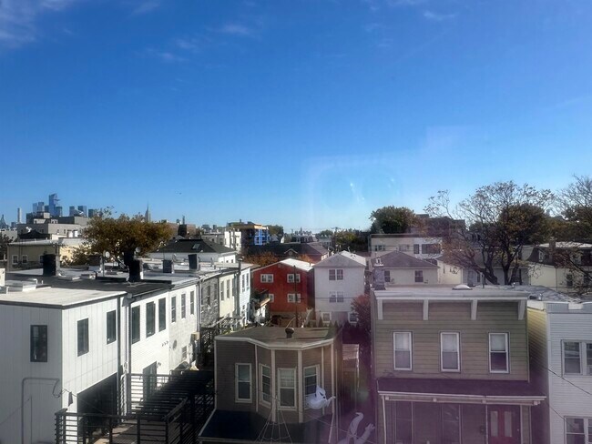 Building Photo - 275 Webster Ave