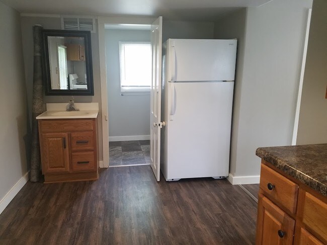 La cocina incluye refrigerador - 103 12th W St
