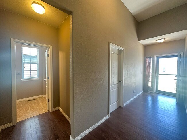 Foto del edificio - 4bd house in a heart of Dove Village!