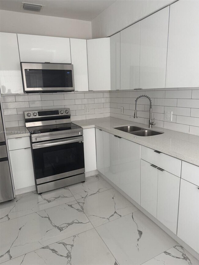 Building Photo - 345 SW 49th Ave