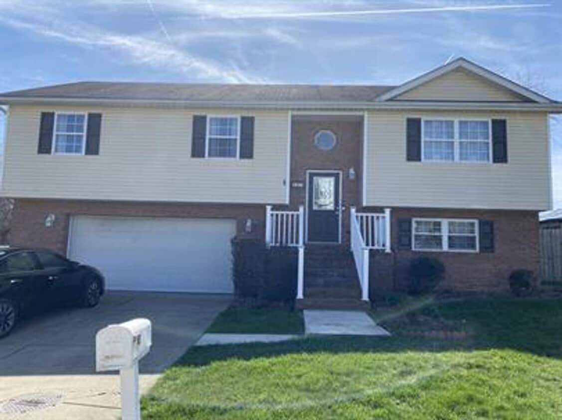 Primary Photo - Lovely 4 Bedroom 3 Bath home in Hurricane WV