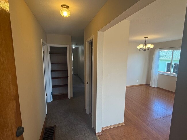 Building Photo - Spacious 3 bedroom, 1.5 bathroom Home in R...