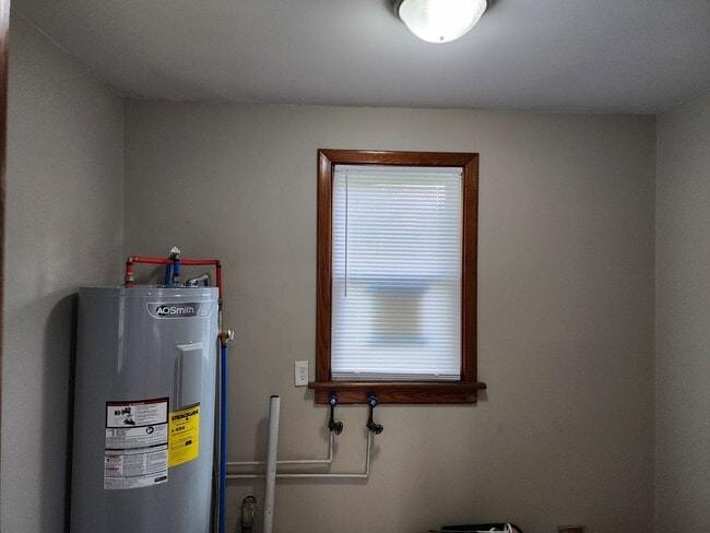 Building Photo - Updated 2 Bedroom, 1 bath with Large Backy...