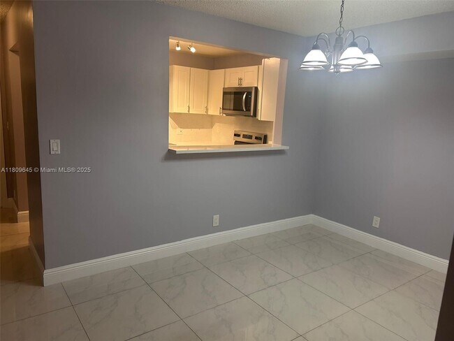 Building Photo - 394 N Laurel Dr