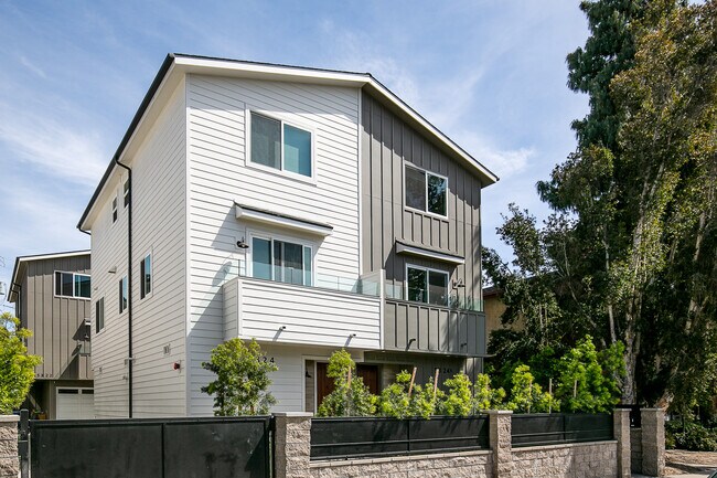 Building Photo - 5324 Agnes Ave