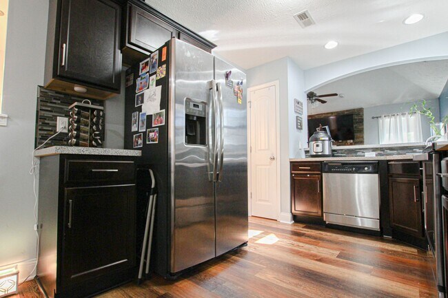 Building Photo - Pet Friendly Four Bedroom!