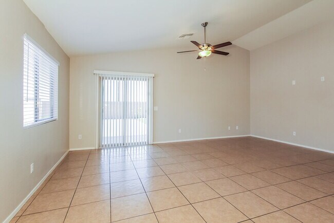 Foto del edificio - 4449 N 123rd Dr