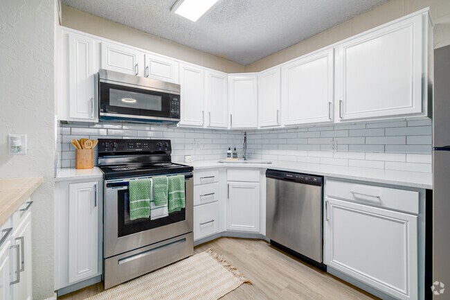 2 habitaciones, 1 baño - 850 pies cuadrados - Cocina - Tradewinds Apartments