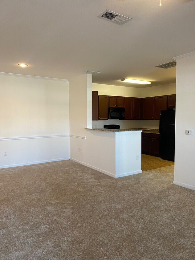 Dining room area & kitchen - 511 Village Lake Ct