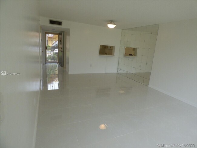 Building Photo - 1551 NE Miami Gardens Dr