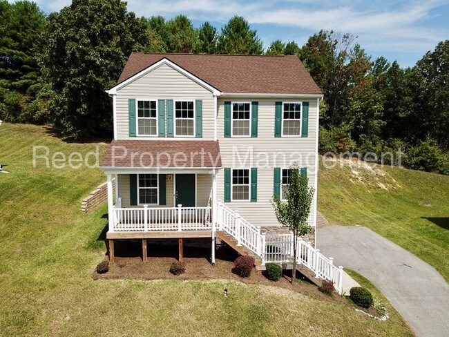 Building Photo - Spacious Three Bedroom Single Family Home