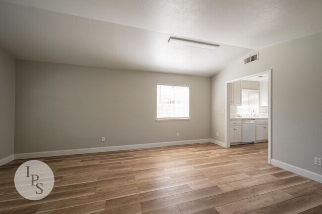 Building Photo - Fresno Sunnyside Home, 4BR/2BA, Built 1992...