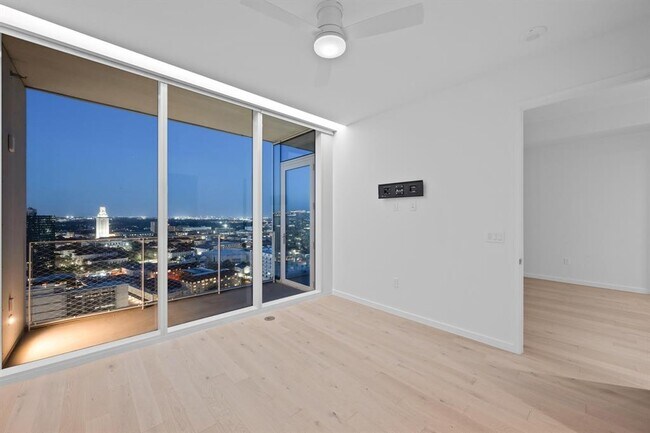 Foto del edificio - 313 W 17th St
