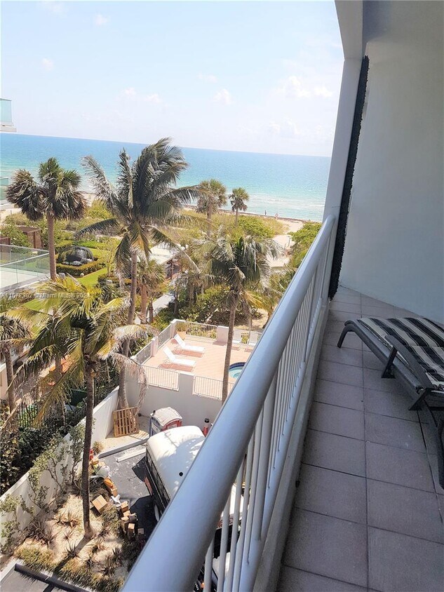 Primary Photo - 9341 Collins Ave