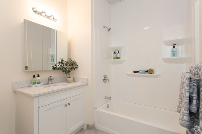 Baños actualizados para mayor comodidad - Bristol Properties Apartments
