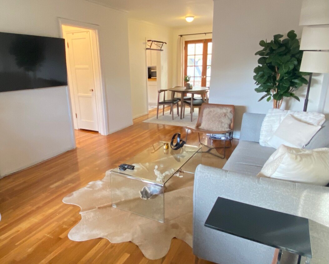 Living Area - 927 Westbourne Dr