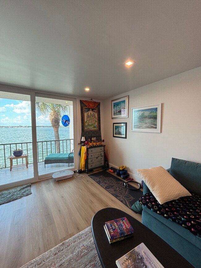 Espacio para hacer ejercicio y meditar. - 7665 Sun Island Dr S