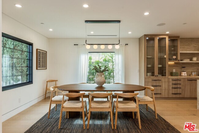 Foto del edificio - 1161 Stearns Dr