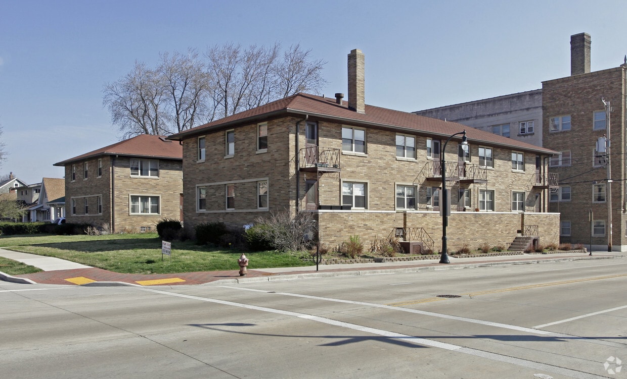 Primary Photo - 4000-4006 N Farwell Ave