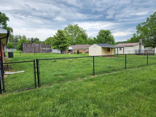 Foto del edificio - 3 Bed 1 bath Home Mount Airy