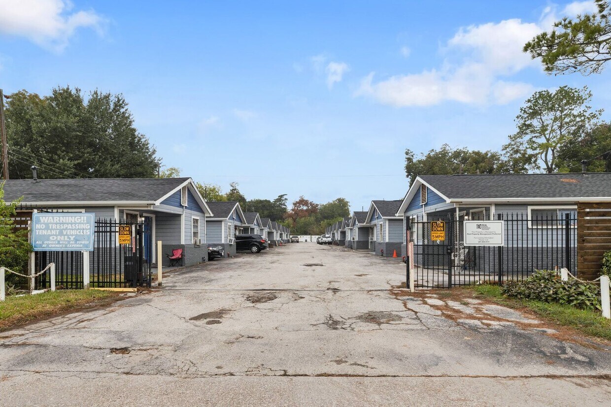 Primary Photo - HALF OFF 1ST MONTHS RENT & NO DEPOSIT! SPR...