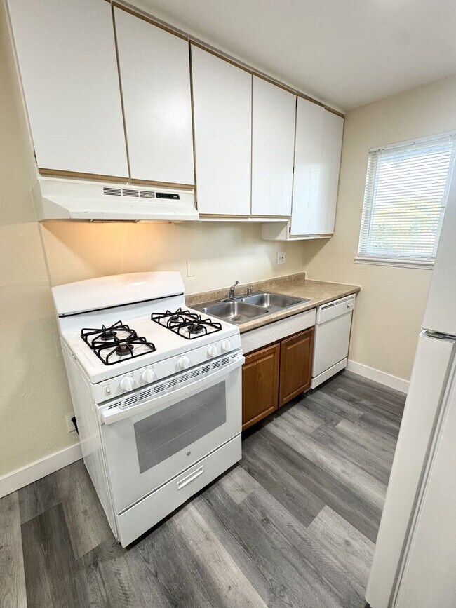 Foto del edificio - Move-In Special; Downstairs One Bedroom + Private Patio – Available Now! SEE VIDEO