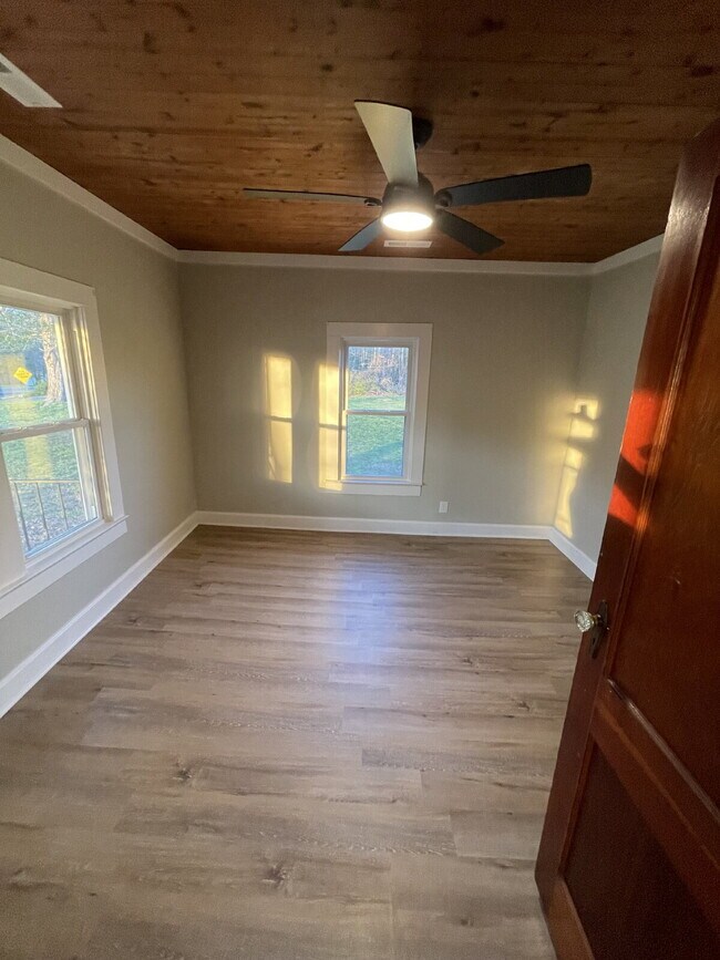 Foto del edificio - Updated 2 bedroom + finished attic space on an acre in davie county!