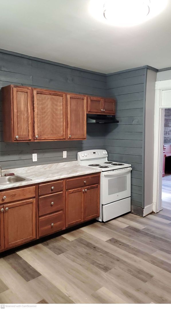 Foto del edificio - 3 bed 1 bath with great space just refurbi...