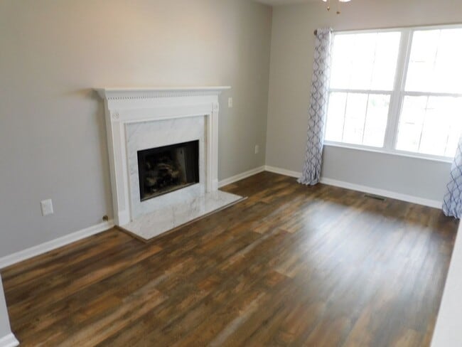 Building Photo - Spacious 4 Bedroom, 2.5 Bath Home