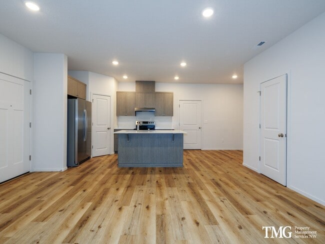 Building Photo - Beautiful- 3BD/2.5BA Townhome w Attached G...