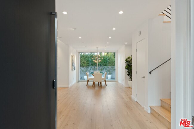 Building Photo - 1611 Sunset Plaza Dr