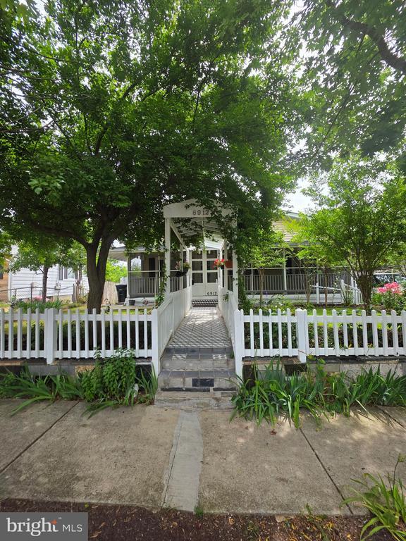 Foto del edificio - 6912 Furness Ave