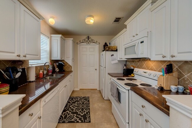 Building Photo - AUGUST PRE-LEASE!  Beautiful 3 Bed, 3.5 Ba...