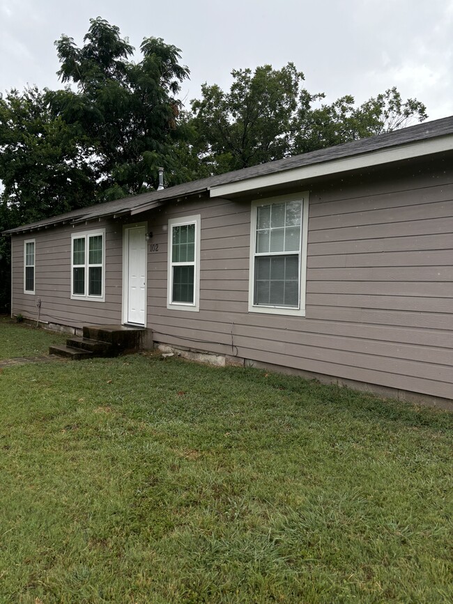 Front - 102 Hilltop Dr