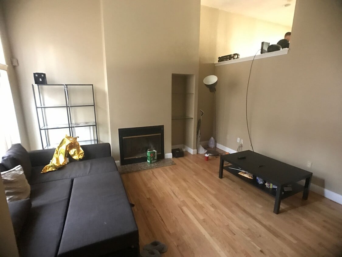 ALLSTON location Multi-level townhome near Green Line - ALLSTON location Multi-level townhome near Green Line
