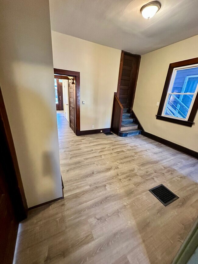 Building Photo - 735 Fountain Sq