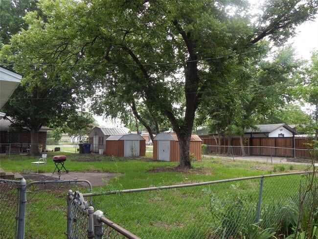 Building Photo - 1206 Alamo Ln