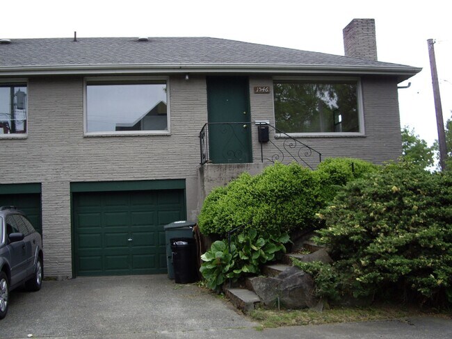 Building Photo - Large 2Bedroom 1Bathroom Duplex w/ Attache...