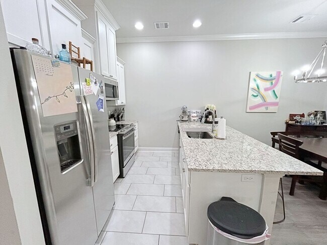 Building Photo - 2 Bedroom Townhouse in Gated Community off...