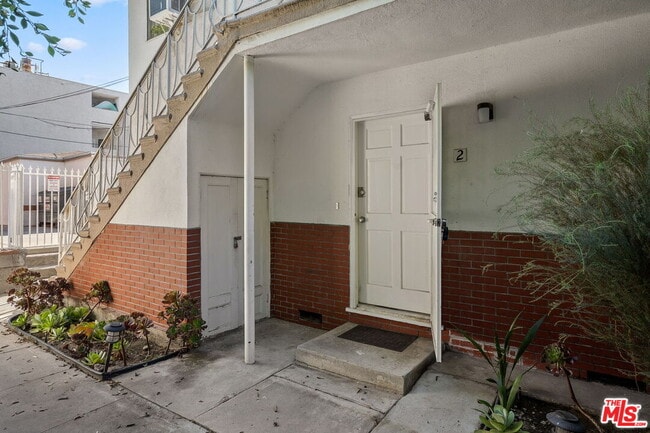 Building Photo - 414 E Dryden St
