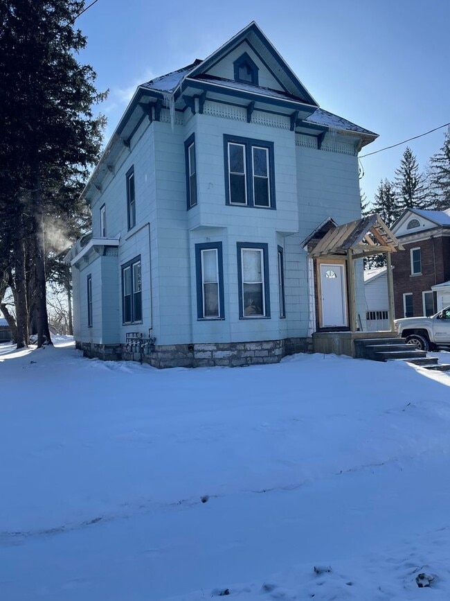 Building Photo - 714 State St