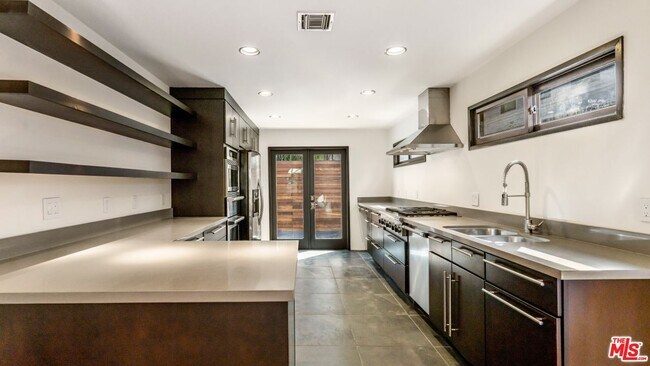 Foto del edificio - 560 N Flores St