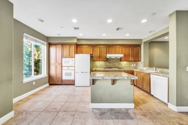 Foto del edificio - 3-Bedroom Townhome for Rent in Fremont!