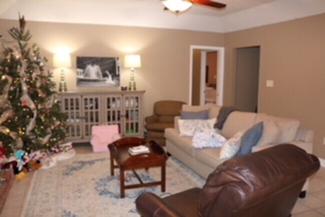 Building Photo - 129 Rockwood Dr