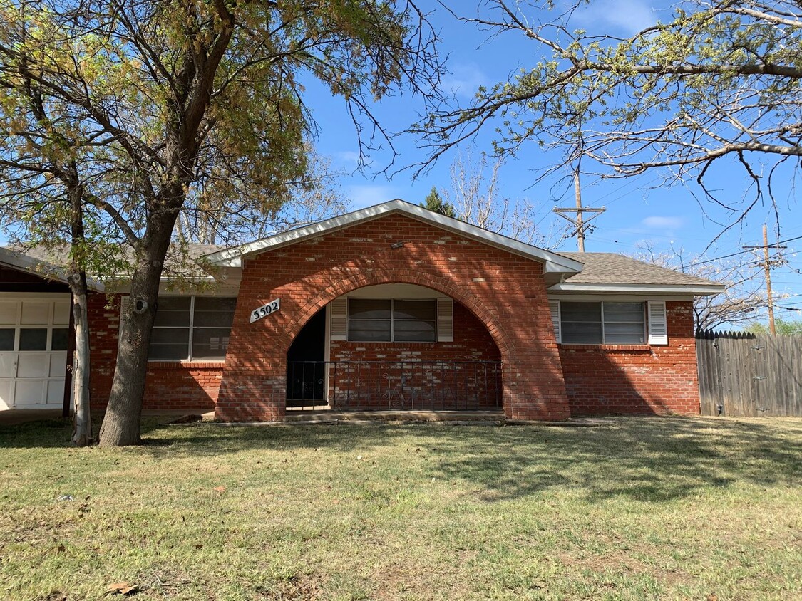 Primary Photo - 4 bedroom 2 bath 1 garage 1carport . Recen...