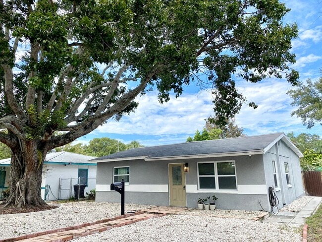 Building Photo - Stunning 3BR/2BA Newly Remodeled Home in H...